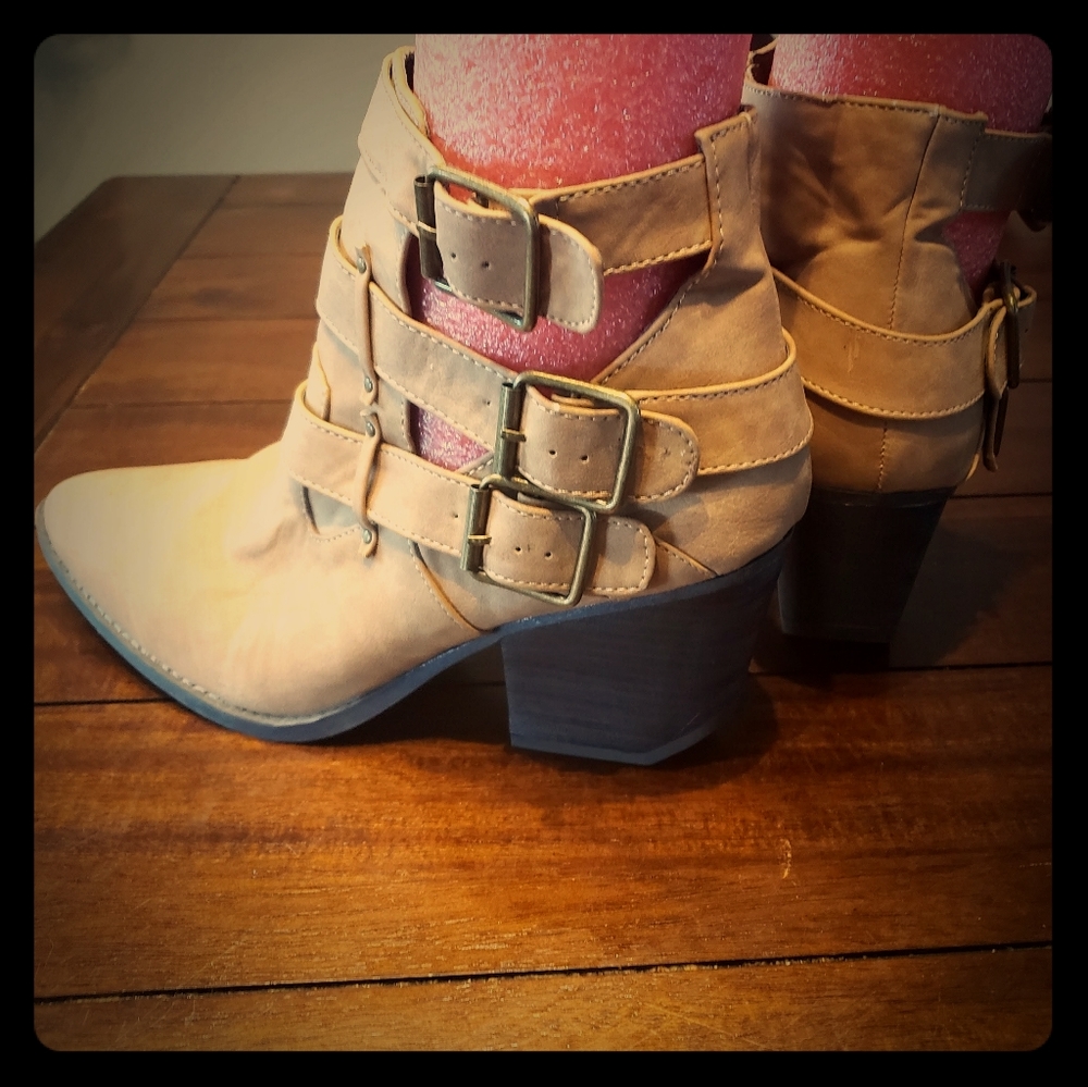 Coyote brown pointed toe ankle boots chunky 10